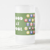 Kleurgetummerde poolballen op een bier matglas bierpul (Voorkant rechts)