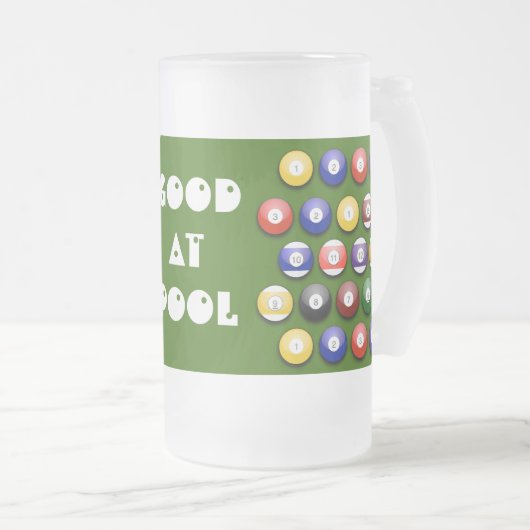 Kleurgetummerde poolballen op een bier matglas bierpul (Voorkant rechts)