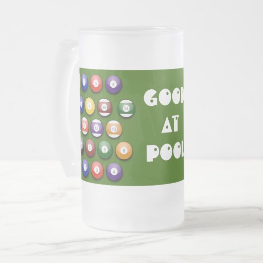 Kleurgetummerde poolballen op een bier matglas bierpul (Voorkant links)