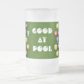 Kleurgetummerde poolballen op een bier matglas bierpul (Center)