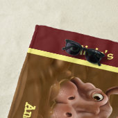 Kleurhanddoek Muddy Hippos. Bruine rand Strandlaken (In situ)