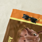 Kleurhanddoek Muddy Hippos. Oranje rand Strandlaken (In situ)