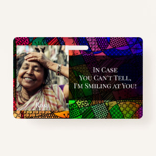 Kleurig Abstracte grafisch glimlachen achter een m Badge