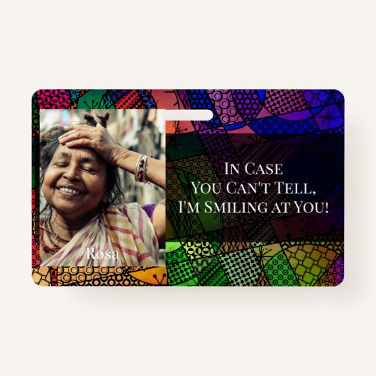 Kleurig Abstracte grafisch glimlachen achter een m Badge (Voorkant)