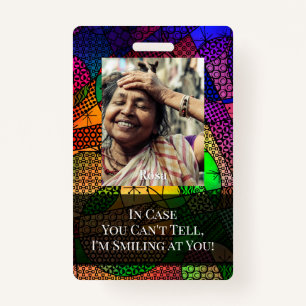 Kleurig Abstracte grafisch glimlachen achter een m Badge