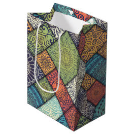 Kleurig diagonaal patroon medium cadeauzakje