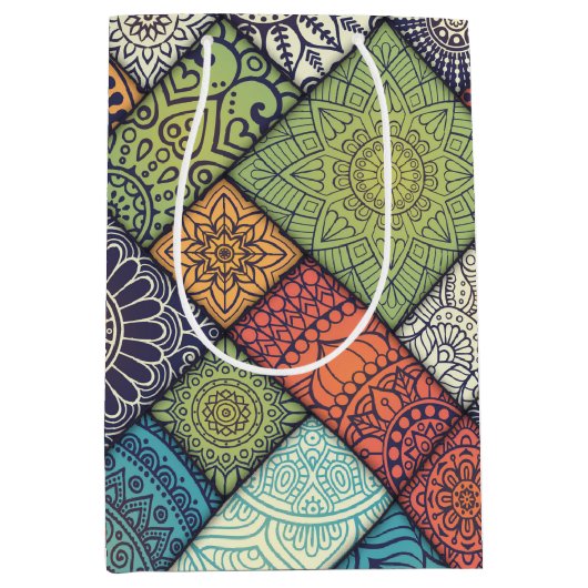 Kleurig diagonaal patroon medium cadeauzakje (Voorkant)