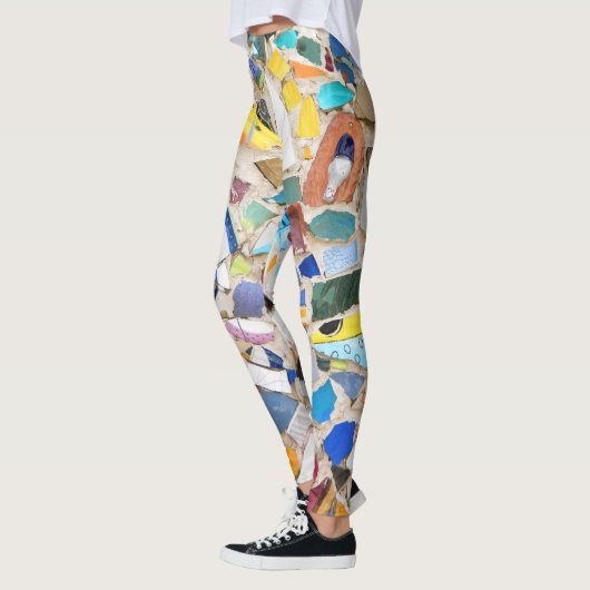 Kleurig gebroken afbeelding van de aardewand leggings (Links)