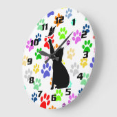 Kleurig huisdier dat een vlinder achtervolgt grote klok (Hoek)