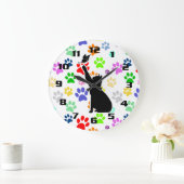 Kleurig huisdier dat een vlinder achtervolgt grote klok (Huis)