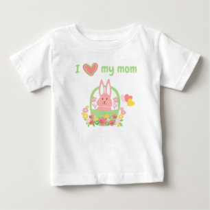 Kleurig knuffelkonijn in een mand baby T-shirt