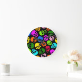 Kleurig Skulls-patroon in zwart Ronde Klok (Huis)