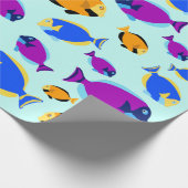 Kleurig tropisch vispatroon in blauw Zee Cadeaupapier (Hoek)