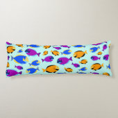 Kleurig tropisch vispatroon in blauw Zee Lichaamskussen (Achterkant)