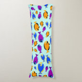 Kleurig tropisch vispatroon in blauw Zee Lichaamskussen (Voorkant Verticaal)