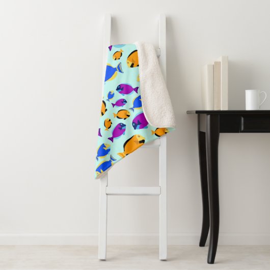 Kleurig tropisch vispatroon in blauw Zee Sherpa Deken (In situ)