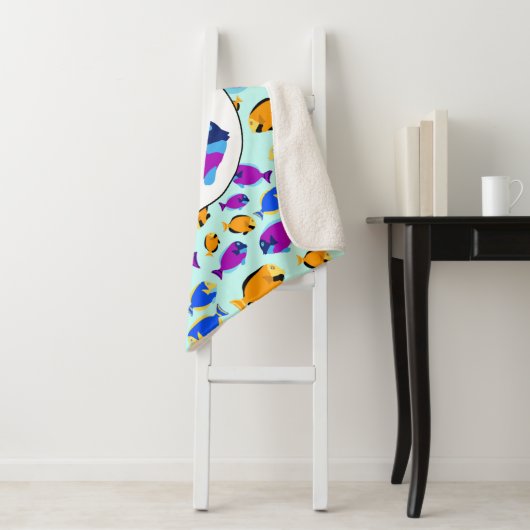 Kleurig tropisch vispatroon in blauw Zee Sherpa Deken (In situ)