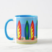 kleurige surfplanken in de zandmok mok (Links)