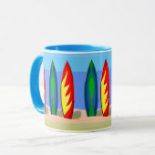 kleurige surfplanken in de zandmok mok (Voorkant links)