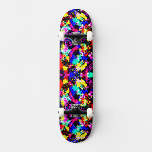 Kleurige verfauto met een kleur persoonlijk skateboard