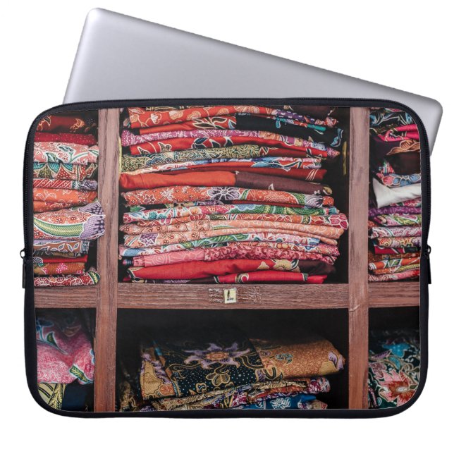KLEURKLEURKLEDING OP RACK LAPTOP SLEEVE (Voorkant)