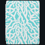 Kleurkoraalrif patroon Nautisch-wit blauw iPad Cover<br><div class="desc">Deze oceaan/strandgeïnspireerde zeepatroon lijkt op een ingewikkeld geweven koraalrif in wit op een beachy - blauwe achtergrond. Het elegante koraalrif patroon wordt gemaakt in een stencil blik. De kleur van blauw doet denken aan heldere, heldere tropische zeeen. Dit eenvoudige, moderne ontwerp is perfect voor een kust-/strandhuisthema. "Pas het aan" als...</div>