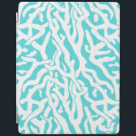Kleurkoraalrif patroon Nautisch-wit blauw iPad Cover<br><div class="desc">Deze oceaan/strandgeïnspireerde zeepatroon lijkt op een ingewikkeld geweven koraalrif in wit op een beachy - blauwe achtergrond. Het elegante koraalrif patroon wordt gemaakt in een stencil blik. De kleur van blauw doet denken aan heldere, heldere tropische zeeen. Dit eenvoudige, moderne ontwerp is perfect voor een kust-/strandhuisthema. "Pas het aan" als...</div>