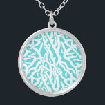 Kleurkoraalrif patroon Nautisch-wit blauw Zilver Vergulden Ketting<br><div class="desc">Deze oceaan/strandgeïnspireerde zeepatroon lijkt op een ingewikkeld geweven koraalrif in wit op een beachy - blauwe achtergrond. Het elegante koraalrif patroon wordt uitgevoerd in een stencil blik. De kleur van blauw doet denken aan heldere, heldere tropische zeeen. Dit eenvoudige, moderne ontwerp is perfect voor een kust-/strandhuisthema. "Pas het aan" als...</div>