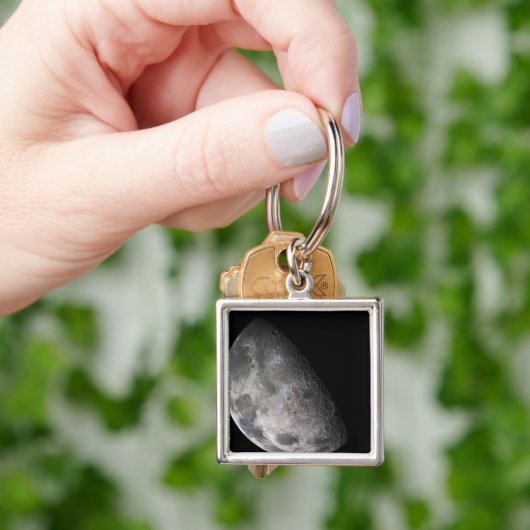 Kleurmozaïek van de maan op aarde sleutelhanger (Hand)