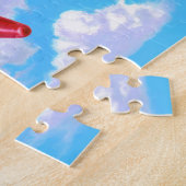 kleurpotloden zwevend in het schilderen van de hem legpuzzel (Zijkant)