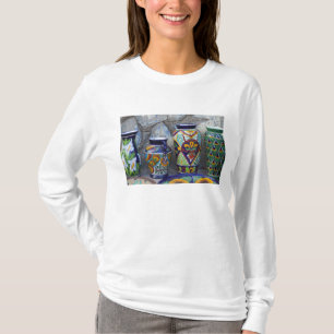 Kleurrijk aardewerk te koop in het centrum van Lor T-shirt