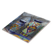 Kleurrijk aardewerk voor verkoop in het centrum va tegeltje (Zijkant)