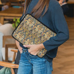Kleurrijk Antiek flessenpatroon Laptop Sleeve<br><div class="desc">Houd uw nieuwe elektronische apparaat veilig tegen schuurtjes en krassen met deze beschermende mobiele telefoonbehuizing, gemaakt met een stijlvol, hedendaags kleurrijk tapijtweefsel dat er uitziet van een floreel patroonontwerp. Mooie, moderne en koele cover voor trendbarige en kunstliefhebbende heuptrendsetter, retro ziet er uit als een stijlfiguur die hun telefoon wil beschermen...</div>