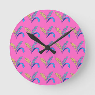Kleurrijk bladpatroon op roze achtergrond ronde klok