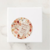 Kleurrijk boeket terracotta blush en salie bloesem bedankjes labels (In situ)