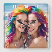 Kleurrijk duo met levendig haar op het strand vierkante klok (Voorkant)