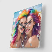 Kleurrijk duo met levendig haar op het strand vierkante klok (Hoek)