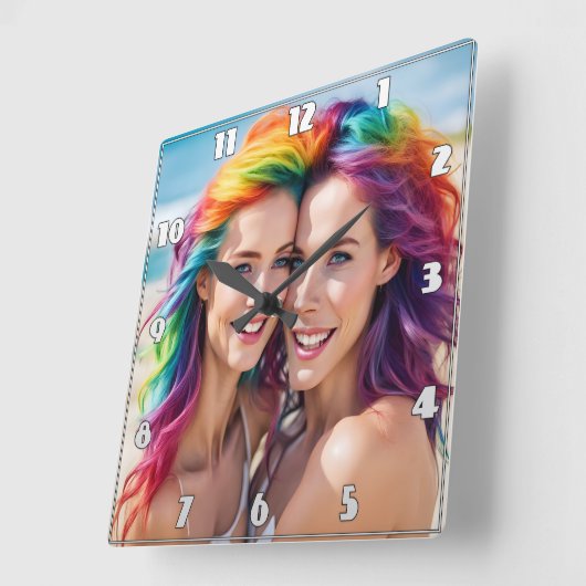 Kleurrijk duo met levendig haar op het strand vierkante klok (Hoek)