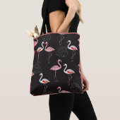 Kleurrijk Flamingo patroon op zwarte achtergrond Tote Bag (Dichtbij)