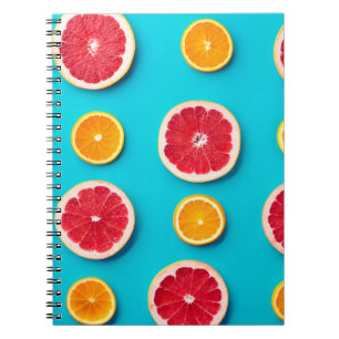 Kleurrijk fruitpatroon van vers sinaasappel en ver notitieboek