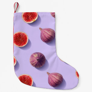 Kleurrijk fruitpatroon van verse vijgen op paarse  kleine kerstsok
