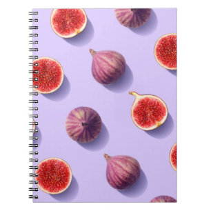 Kleurrijk fruitpatroon van verse vijgen op paarse  notitieboek