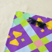 Kleurrijk geometrisch abstract ontwerp strandlaken (In situ)