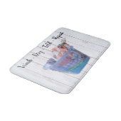 Kleurrijk gevouwen wasgoed op hanen in een blauwe  badmat (Gekanteld)