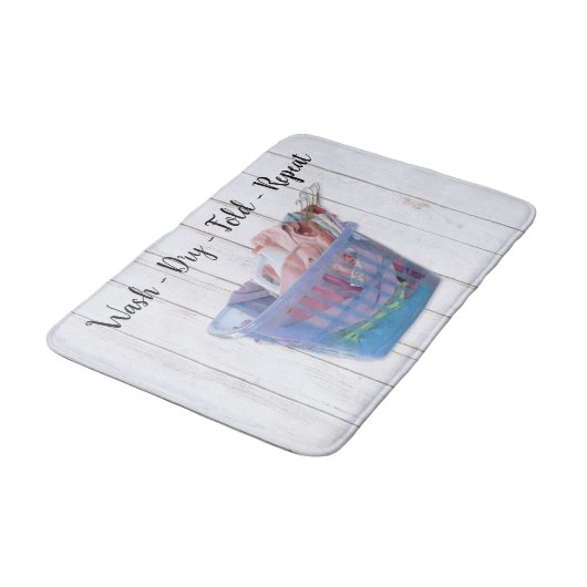 Kleurrijk gevouwen wasgoed op hanen in een blauwe  badmat (Gekanteld)