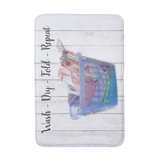 Kleurrijk gevouwen wasgoed op hanen in een blauwe  badmat (Voorkant Verticaal)