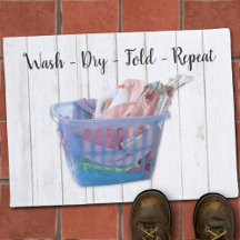 Kleurrijk gevouwen wasgoed op hanen in een blauwe 