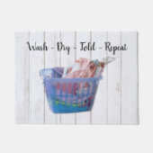 Kleurrijk gevouwen wasgoed op hanen in een blauwe deurmat (Voorkant)