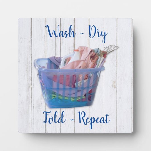 Kleurrijk gevouwen wasgoed op hanen in een blauwe  fotoplaat (Voorkant)