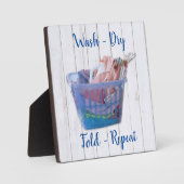 Kleurrijk gevouwen wasgoed op hanen in een blauwe  fotoplaat (Voorkant)